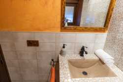 Baño en la planta baja de la casa rural