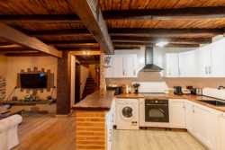 Vista de la cocina y salón en la casa rural