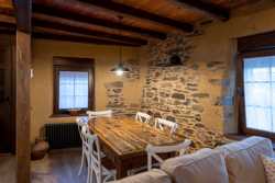 Mesa en el salón de la casa rural