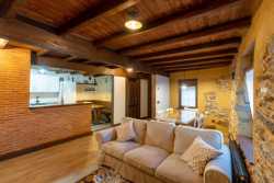 Sofá y mesa en el Salón de la casa rural