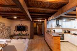 Vista de salón y cocina en la casa rural