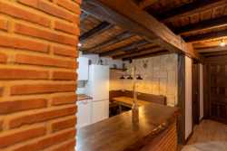 Cocina y puerta de entrada a la casa