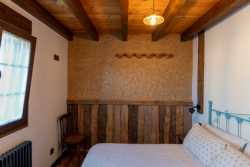 Pared decorativa en la habitación de matrimonio de la planta superior