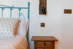 Mesilla en habitación de dos camas de la planta superior