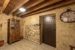 Paredes de piedra y muebles de madera en la casa rural